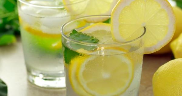 لهذا السبب لا تضع شرائح الليمون في العصير