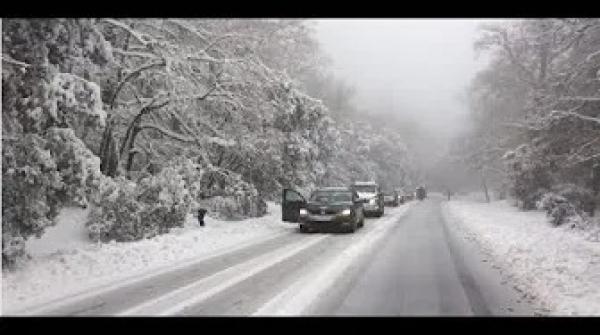 تساقطات ثلجية كثيفة وغير مسبوقة في مدينة أزرو