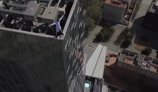 تسلق ناطحة سحاب في برشلونة فوجد الشرطة في انتظاره بعد نزوله