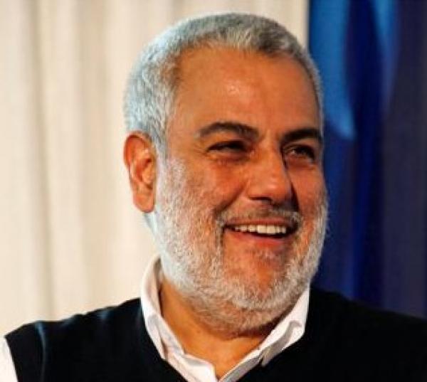 يتناول العلاقة بين القصر والحكومة المغربية