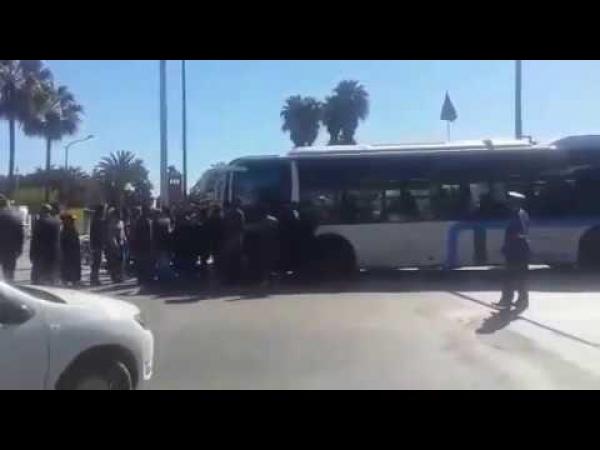 مواطنون بعين العودة يحاصرون حافلات للنقل العمومي بسبب المعاناة و الحكرة