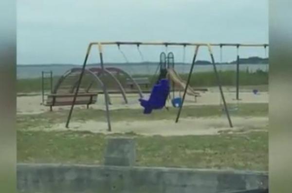 بالفيديو: أرجوحة مسكونة تثير الرعب في حديقة عامة