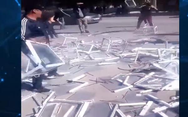 الجزائر: مواطنون يتخلصون من صناديق الاقتراع في عملية  الاستفتاء على الدستور