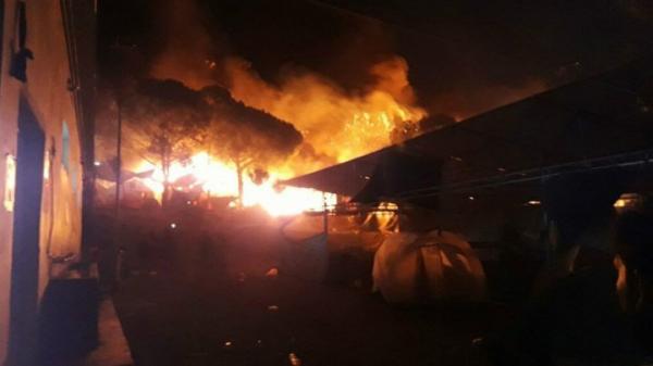 اليونان: مهاجرون يضرمون النار في مخيمهم احتجاجا على وفاة امرأة وطفل