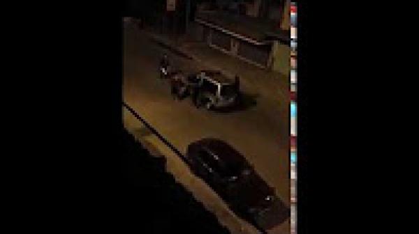 شوفو السيبة... مشرملين يهاجمون سيارة الدرك بالسيوف