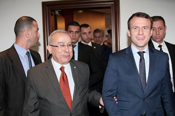 بالفيديو: جزائريون يطالبون الفيزا من الرئيس الفرنسي .. "أعطونا الفيزا "