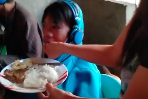 فيديو.. رفض التوقف عن ممارسة ألعاب الفيديو على مدى يومين فأطعمته أمه بيدها