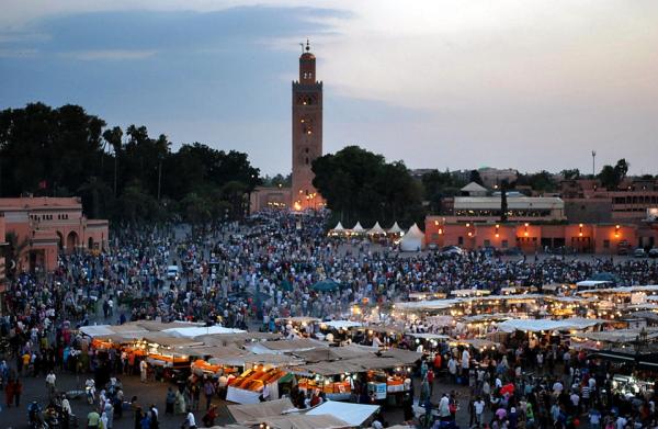 بالفيديو...ساحة جامع الفنا "تشتعل" بسبب نجم مصر الأول