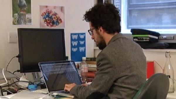 إفراط الشباب في استخدام الكمبيوتر يسبب هشاشة العظام