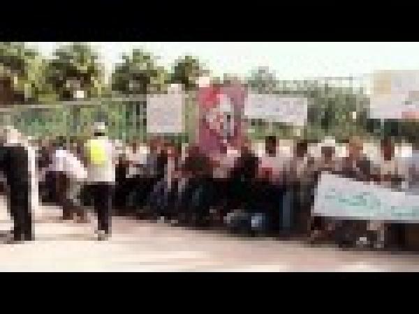 موظفو بلدية خنيفرة يدخلون في إضراب مفتوح نتيجة تهور احد المستشارين ( + فيديو )