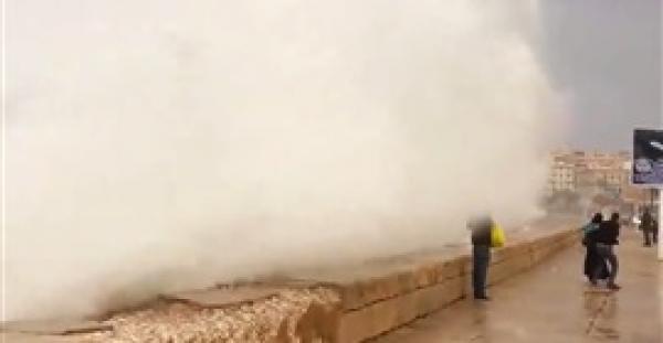 بالفيديو.. أمواج عملاقة تصعد للكورنيش وتغرق المارة بالإسكندرية