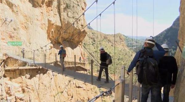 بالفيديو: تعرف على أخطر ممر جبلي في العالم