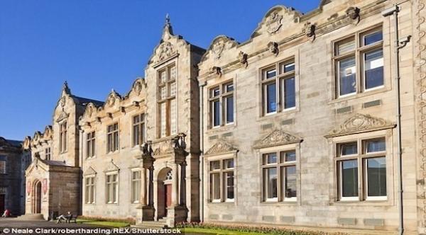 هندية توظف 12 شخصاً لخدمتها خلال دراستها في الجامعة