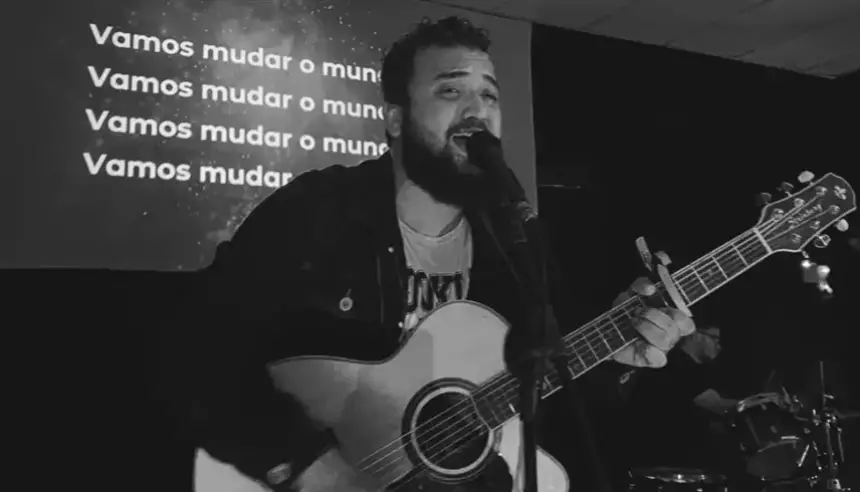 صعقة قاتلة تنهي حياة مغني برازيلي شاب أثناء عمله