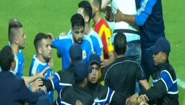 بالفيديو .. لاعبو الفيصلي يرفضون هدف الترجي و يعتدون بالضرب على الحكم بطريقة مهينة