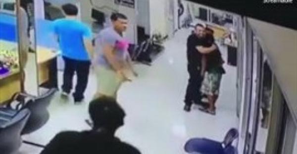 بالفيديو.. ضابط يهدئ رجلا يحمل سكينا بـ«العناق»