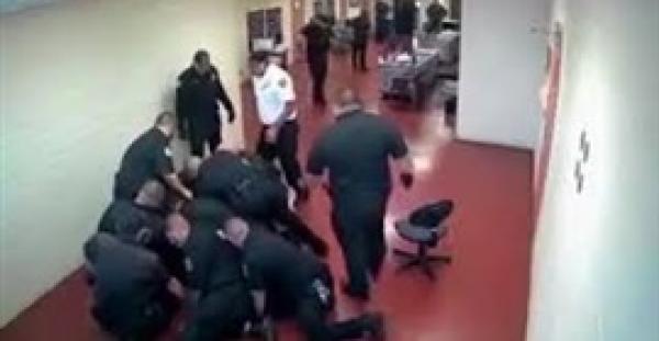 بالفيديو.. صراع شرس بين سجين و15 حارسا داخل سجن أمريكي