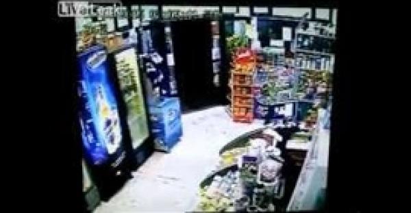 بالفيديو.. مفاجأة غير متوقعة للصين أثناء محاولتهما سرقة سوبر ماركت