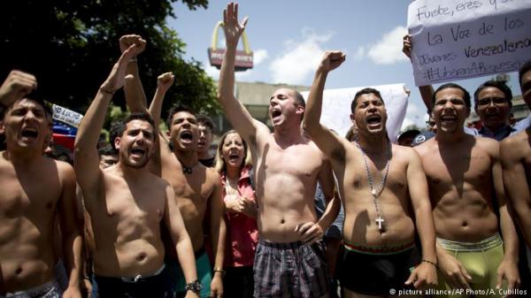 مظاهرات بالملابس الداخلية في شوارع العاصمة الفنزويلية