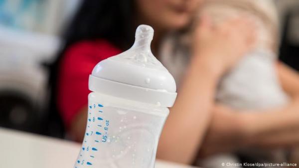 باحثون يحذرون: الرضع يستهلكون ملايين جزيئات البلاستيك يومياً!