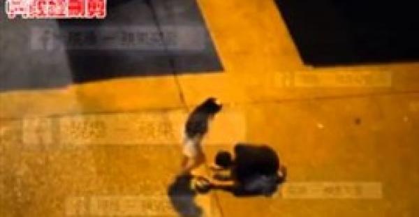 بالفيديو.. رجل يركع أمام امرأة لتتوقف عن ضربه