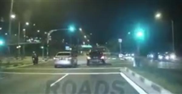 عفريت فتاة على الطريق يثير دهشة مستخدمي الإنترنت (فيديو)