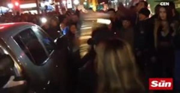 بالفيديو.. زوجة غاضبة تلقن زوجها الخائن وعشيقته درسا قاسيا