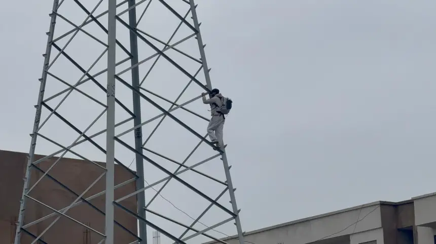 شخص يـهدد بـرمي نفسه من فوق عمود كهربائي بالدار البيضاء بعد طرده من طرف زوجة أبيه