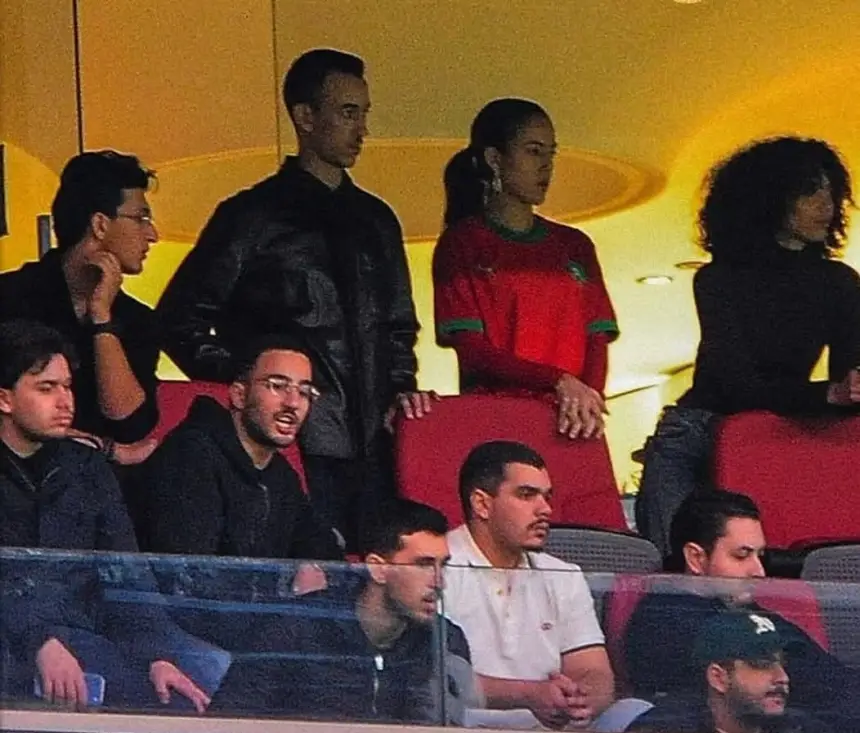 الحضور الملكي يشعل المدرجات .. ولي العهد والأميرة لالة خديجة والأميرة سلمى يشجعون أسود الأطلس أمام تنزانيا(فيديو)