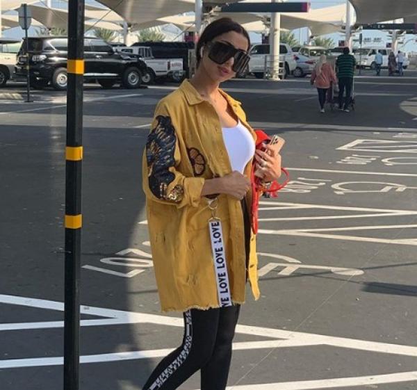 "دنيا باطمة" تنشر صور لها بالمطار وفايسبوكيون يفضحون حيلتها