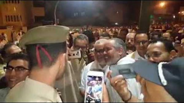 مواطنون يتسابقون على أخذ الصور والسلفيات مع بنكيران بعد صلاة التراويح
