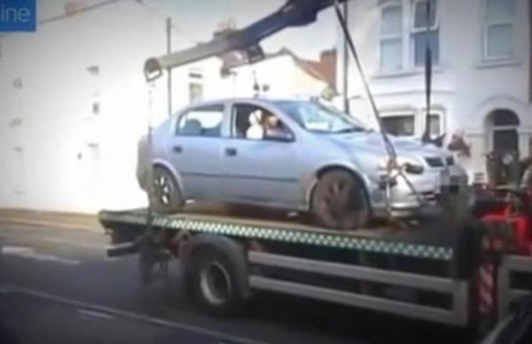 بالفيديو: شاهد كيف تهرب هذا السائق من مخالفة مرورية