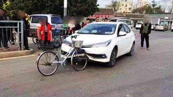 بالفيديو .. لن تصدق نتيجة حادث اصطدام بين سيارة ودراجة هوائية