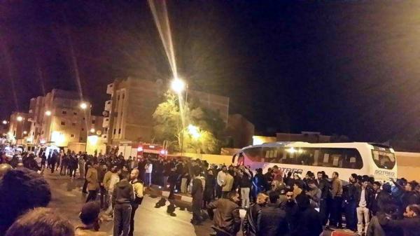 بالفيديو : ليلة سوداء عاشتها العيون بعد أن احتل عشرات المعطلين حافلة و هددو بحرق ذواتهم قبل تدخل رجال الأمن