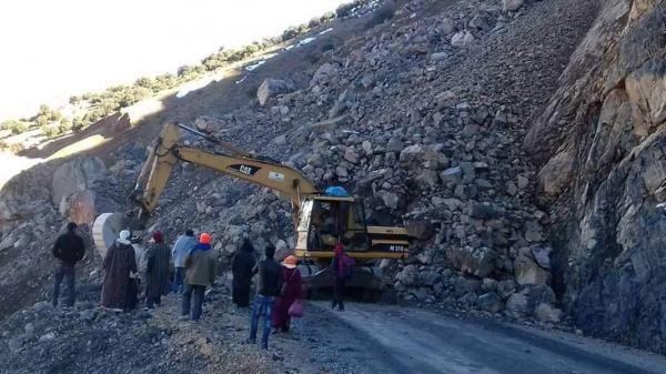انهيار صخري خطير يقطع الطريق الرابطة بين القصيبة واملشيل والألطاف الالهية تجنب فاجعة (صور)