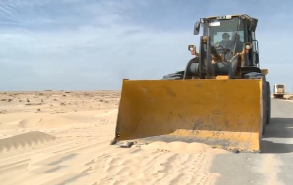 تعبيد الطريق بمعبر الكركرات لتسهيل تدفق شاحنات نقل السلع