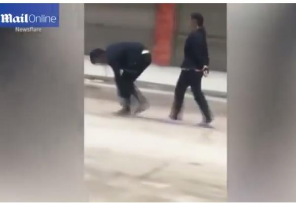 بالفيديو: امرأة تجبر ابنها على التجوال مكبلاً في الشوارع