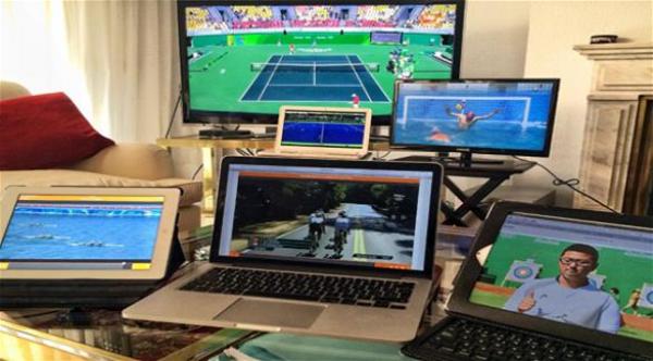 بالصور: هذا الشاب وجد طريقة جديدة لمتابعة جميع منافسات الأولمبياد