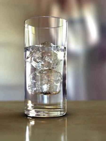 شرب المياه من الزجاجة "خاصة فى المكتب" يؤدى إلى ظهور التجاعيد!!