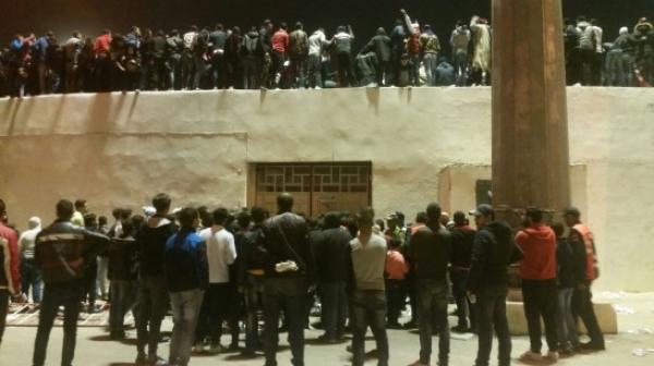 صُورة .. جماهير تطوانية اقتنت تذاكرها و "بقات بلا فراجا" !