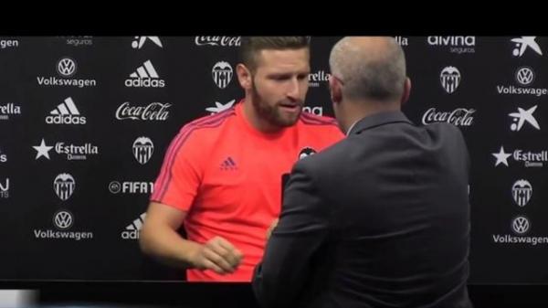 فيديو .. مدافع فالنسيا المسلم "يزيح" الكحول من أمامه خلال مؤتمر صحفي