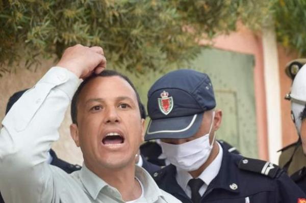 تعليقٌ فيسبوكيٌّ" يَدفع 6 أحزاب إلى مقاضاة ناشطٍ حقوقيٍّ.. قاشا لـ"أخبارنا": يُريدون إخراسي