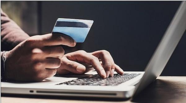 ينجو من محاولة احتيال على واتساب عبر اكتشاف خطأ نحوي