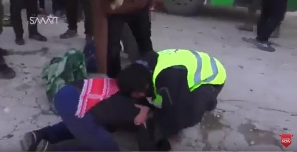 فيديو مؤثر : سوري يلتقي شقيقه صدفة بعدما اعتقد أنه قتل .. شاهد ردة فعله