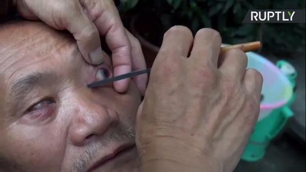 بالفيديو: حلاق صيني ينظف عيون زبائنه بموس للحلاقة