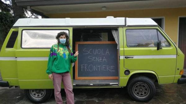 حولت سيارتها لفصل متنقل.. إيطالية تعلم طلابها تحت منزلهم