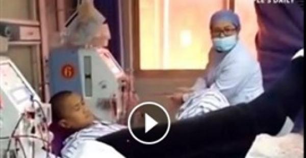 بالفيديو.. الاطباء ديال الصاح :طبيبة تعالج مريضا رغم اندلاع حريق ضخم خارج المستشفى