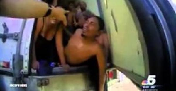 بالفيديو والصور.. رجل يحشر 39 مهاجرا في شاحنة صغيرة لتهريبهم لأمريكا