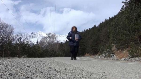 ثمانينية تقطع مسافة 30 كيلومترا في الطرق الجبلية الوعرة 3 مرات في الأسبوع