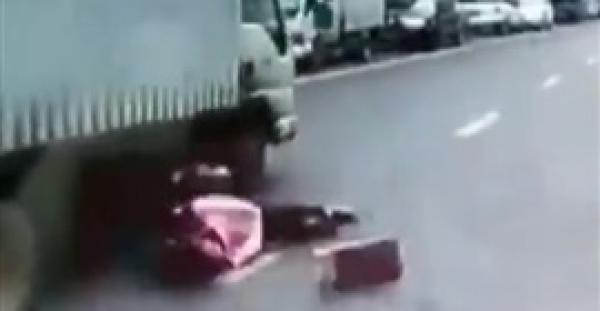 امرأة تعبر الشارع بتهور كادت تفقد حياتها (فيديو)